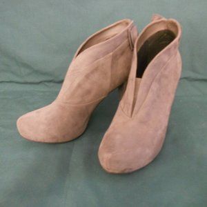 GUESS Tarrah Gray Heeled Ankle Bootie 10M Bow Back